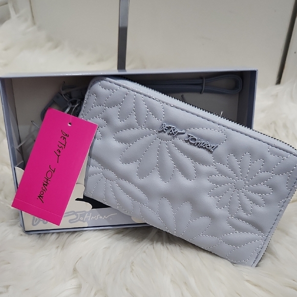 💙🔹️Betsey Johnson🔹️ Blue Quilted Vozed Z/A Wallet Wristlet Floral Wallet - Picture 2 of 12